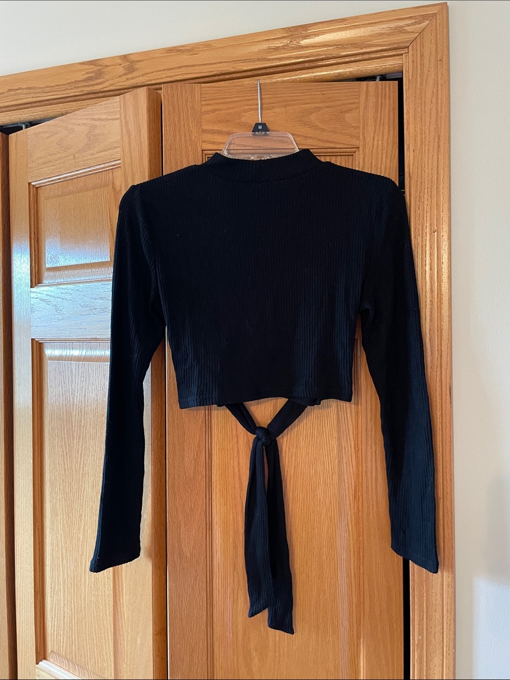 Black Long-Sleeve Tie-Front Crop Top - Picture 2 of 2